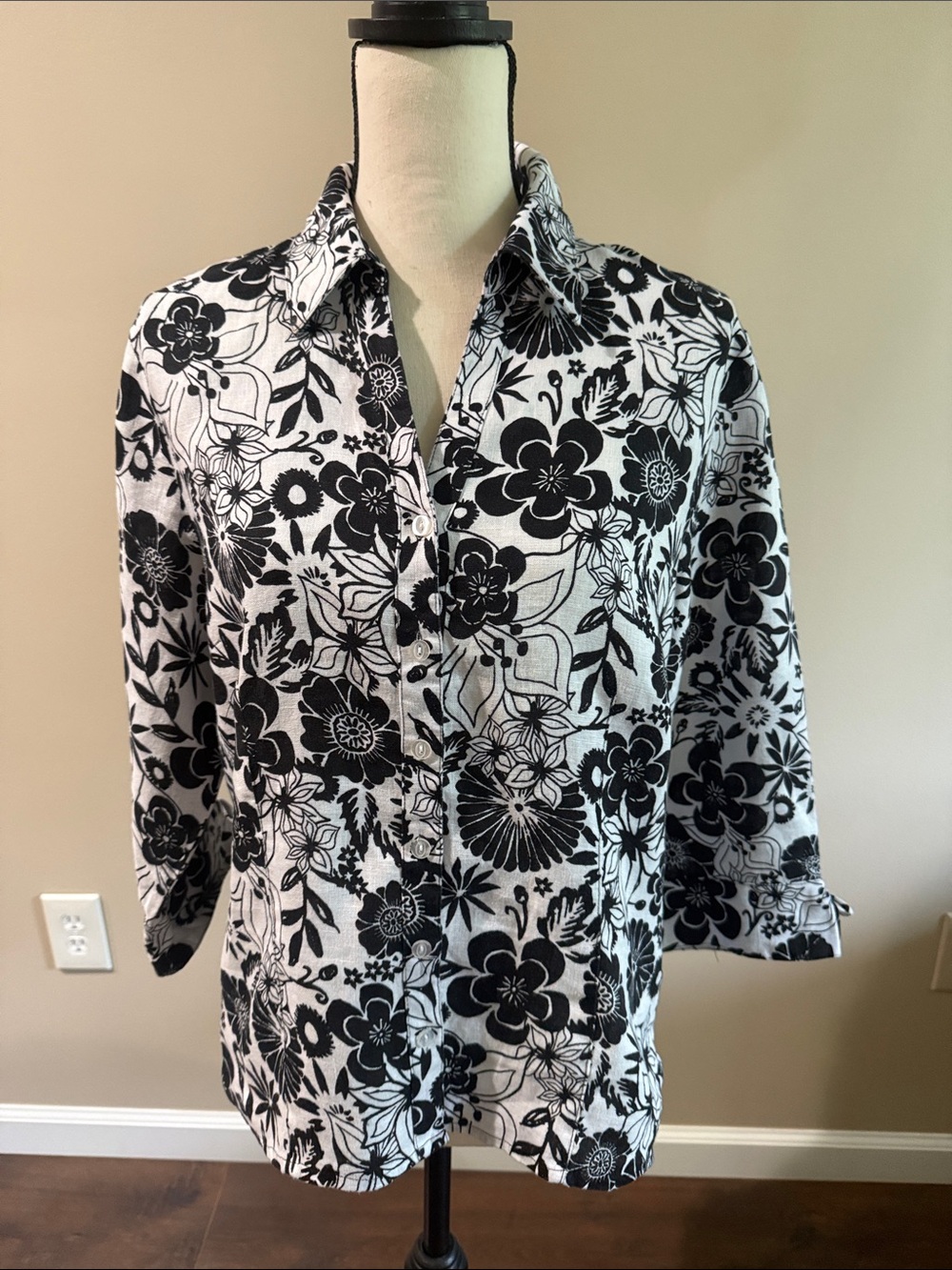 Linen 100% Black & White V Neck Floral Button-Up Women's Top Size 12P